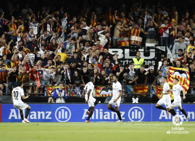 Garay celebra el 1-0 ante el Barça. (Foto: David González)