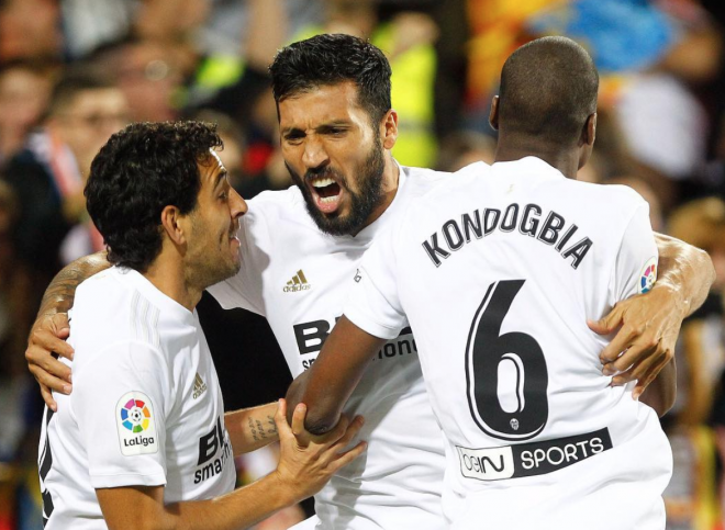 Garay celebra un gol en Mestalla con Parejo y Kondogbia. (Foto: Valencia CF)