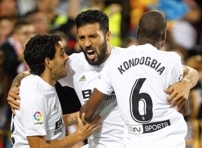 Garay celebra el 1-0 ante el Barça. (Foto: Valencia CF)