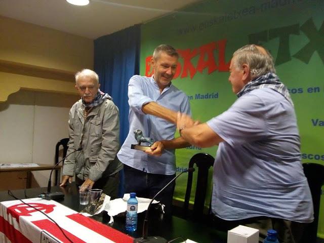 El periodista Paul Giblin en la entrega del premio “Un león en el foro” en Euskal Etxea Madrid