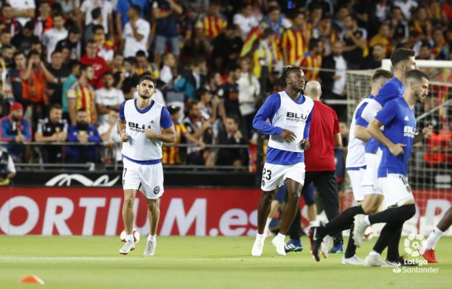 Gonçalo Guedes calienta antes del Valencia-Barça (Foto: LaLiga Santander).