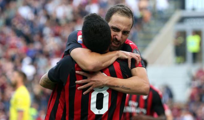 Higuaín y Suso se abrazan tras un gol del argentino.