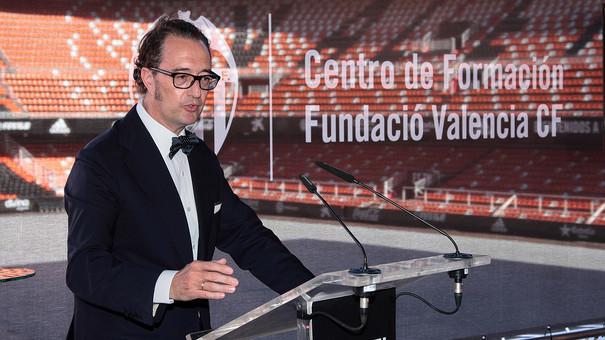 Juan de Dios Crespo imparte una charla en Mestalla. (Foto: Valencia CF)