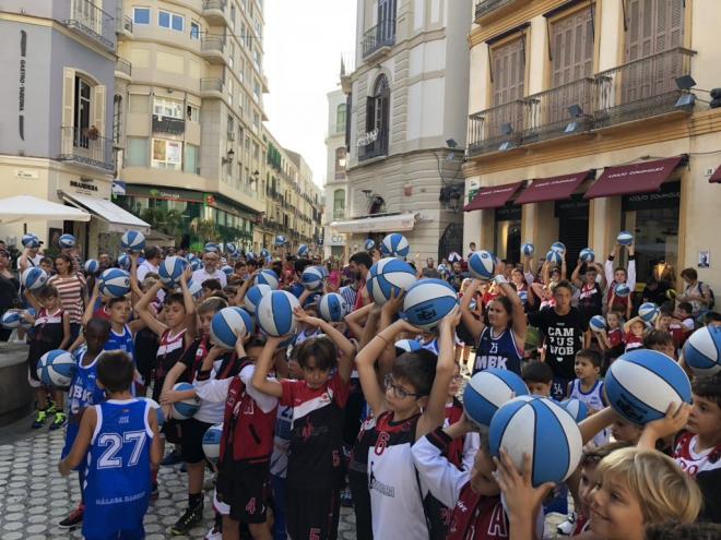 Los niños toman con balones el centro de Málaga.