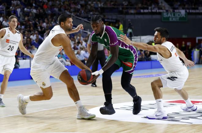 Mathias Lessort bota el balón.