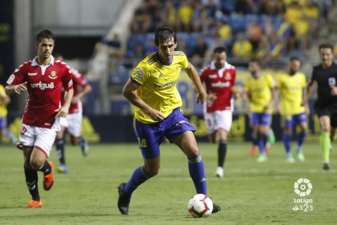 Lekic conduce el esférico en el duelo frente al Nástic (Foto: LaLiga).