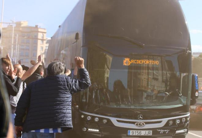El autobús del Deportivo llegando a Riazor (Foto: Iris Miquel).