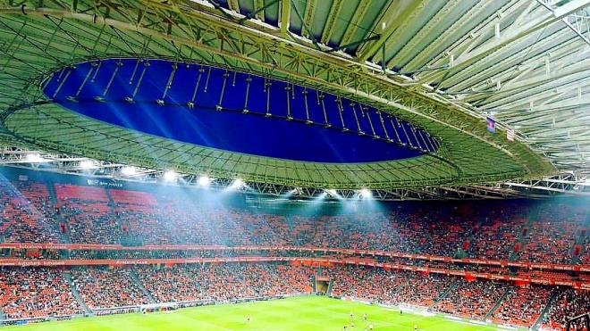 San Mamés luce todo su esplendor lumínico en una noche de partido del Athletic