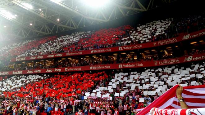 La afición del Athletic Club luce un precioso mosaico en el campo de San Mamés.