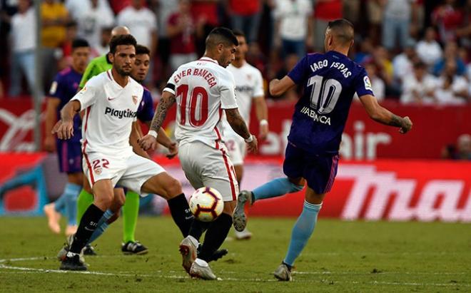 Banega y Aspas disputando un balón (Foto: Kiko Hurtado).