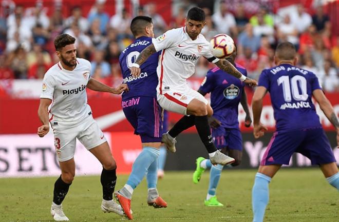 Banega tras chocar con Maxi Gómez (Foto: Kiko Hurtado).                                                                  Estos malos números en el Sánchez Pizjuán son un aviso para un equipo que lleva nueve meses sin ganar fuera de casa, una victoria que se le resiste a Fran Escribá desde que tomó las riendas del cuadro celeste.                                       