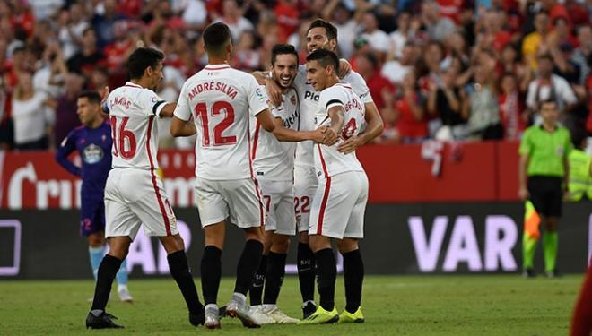 Los jugadores del Sevilla celebran un gol al Celta.