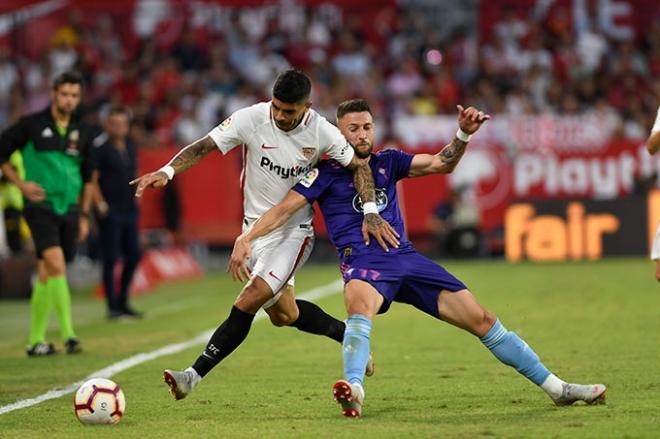 Banega y Juncà luchan por un balón en el Sevilla-Celta (Foto: Kiko Hurtado).