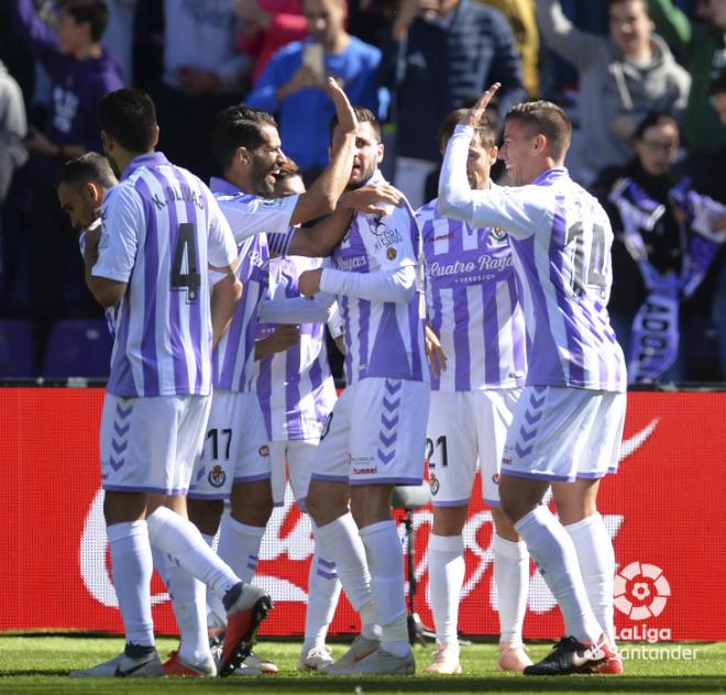 Los jugadores del Real Valladolid celebran el gol ante el Huesca.