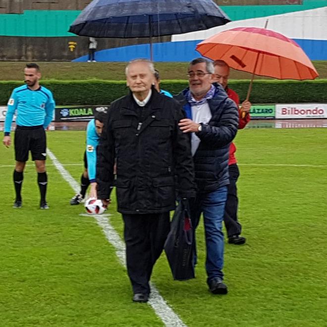 Manuel Saldamando fue homenajeado en el partido ante el Pasaia en Artunduaga