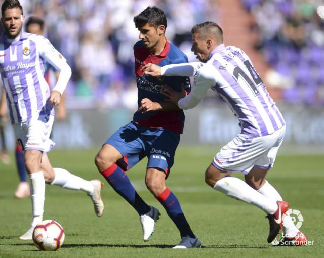Rubén Alcaraz pugna por un balón ante el Huesca.