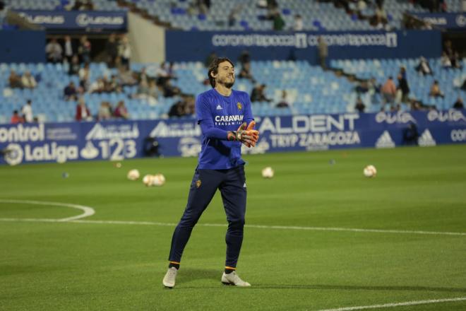 Cristian Álvarez calienta en La Romareda antes del Real Zaragoza-Osasuna (Foto: Dani Marzo).