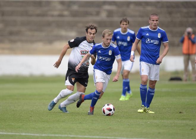 Edu Cortina en una acción del partido ante el Tudelano (Foto: RealOviedo).