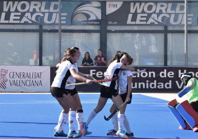 El Valencia Femenino de Hockey se abraza tras un gol.