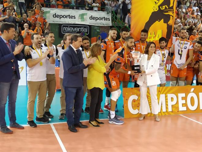 El CV Teruel recibe el trofeo de la Supercopa.