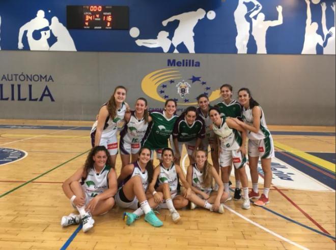El Unicaja Femenino celebra la victoria ante La Salle en Melilla.