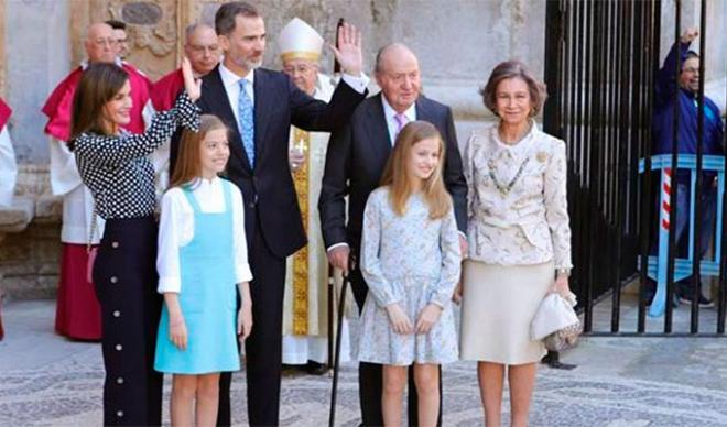 La Reina Letizia, el Rey Felipe VI, la infanta, la princesa y los reyes eméritos