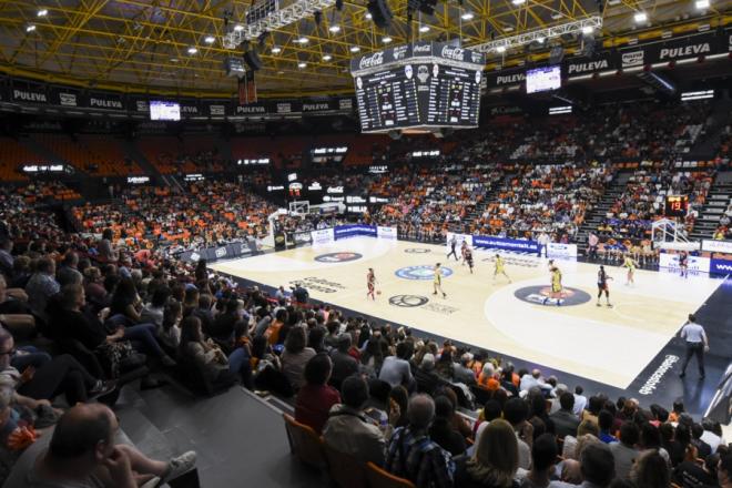 Partido entre el Valencia Basket Femenino y el CB Claret. (Foto: M. A. Polo)