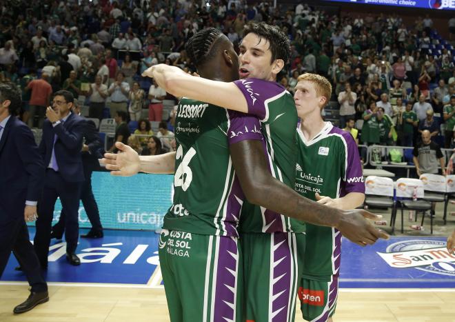 Lessort y Suárez se abrazan en el Carpena tras la victoria ante Valencia Basket (Foto: ACB Photo / M. Pozo).