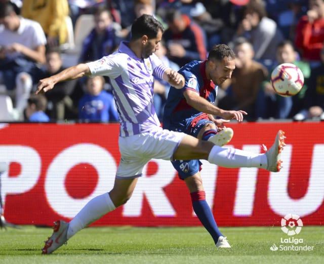 Javi Moyano pugna con David Ferreiro en el Real Valladolid - SD Huesca.