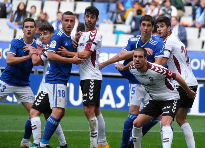 Christian y Forlín se disponen a defender un saque de esquina.