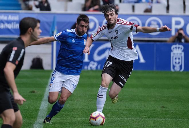 Eugeni Valderrama pelea por un balón en el Real Oviedo-Albacete (Foto: Luis Manso).