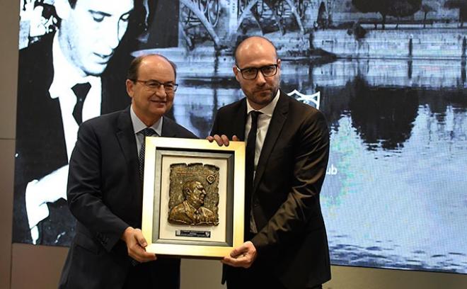 Miguel Ángel Román recoge el Premio Blázquez.