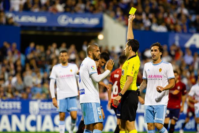 Sagués Oscoz le muestra tarjeta amarilla a Verdasca tras su penalti en el Real Zaragoza-Osasuna (Foto: Dani Marzo).
