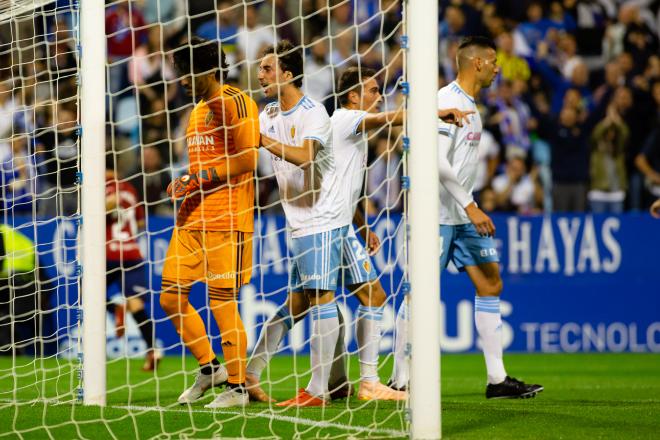Los jugadores del Real Zaragoza felicitan a Cristian Álvarez por el penalti que le paró a Brandon (Foto: Dani Marzo).