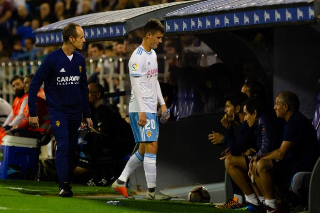 Marc Gual se marcha lesionado del Real Zaragoza-Osasuna (Foto: Dani Marzo).