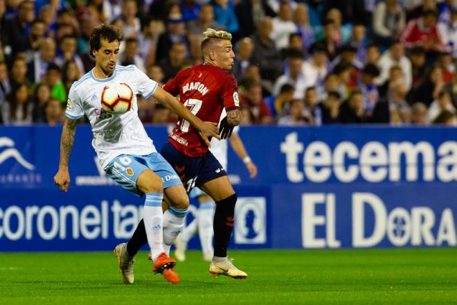 Eguaras controla el balón ante Brandon en el Real Zaragoza-Osasuna (Foto: Dani Marzo).