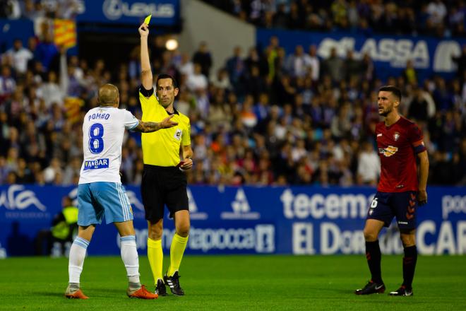 Sagués Oscoz le muestra la tarjeta amarilla a Jorge Pombo en el Real Zaragoza-Osasuna (Foto: Dani Marzo).