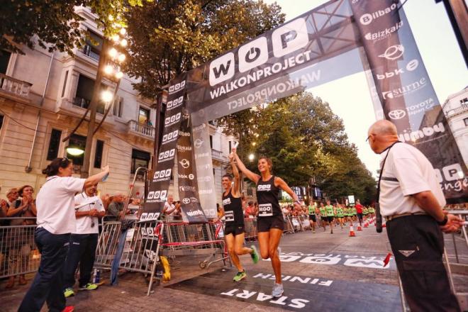 Imanol Loizaga y Bego Beristain entrando en meta en el record de maratón hecho a relevos