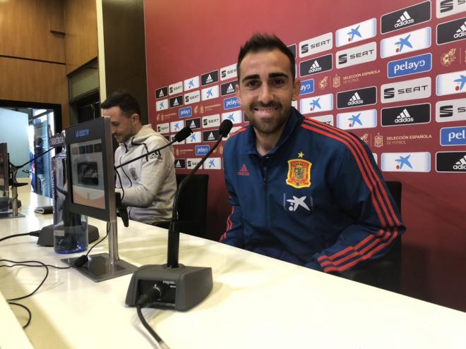 Paco Alcácer posa antes de una rueda de prensa con la selección español (@sefutbol).