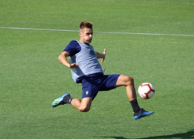 Brian Oliván golpea el balón en un entrenamiento del Cádiz (Foto: CCF).