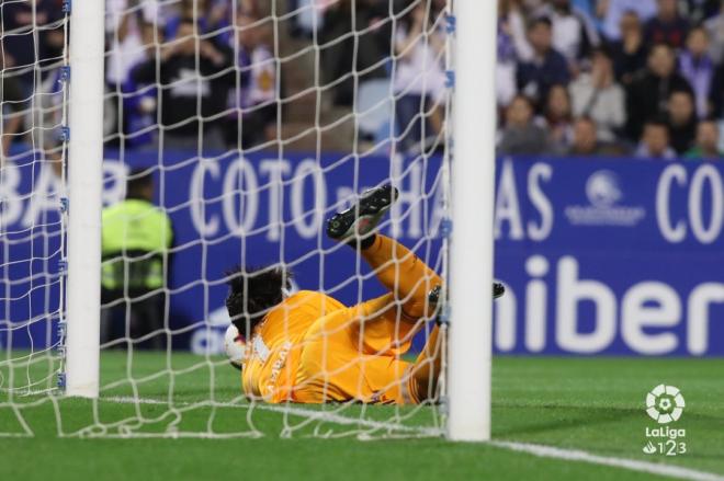 Momento de la parada del meta argentino en el penalti de Osasuna (Foto: LaLiga)
