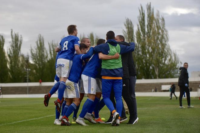 Los jugadores del Vetusta celebran la victoria ante el Tudelano (Foto: RealOviedo).