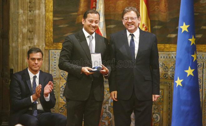 Anil Murthy recoge un premio de la Generalitat (Foto: Valencia CF).