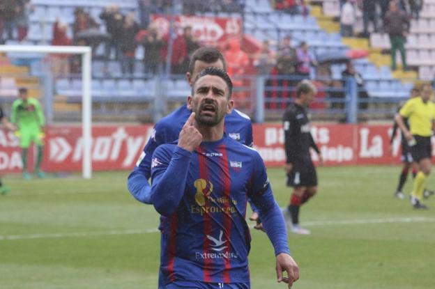 Kike Márquez, celebrando un gol (Foto: Hoy).