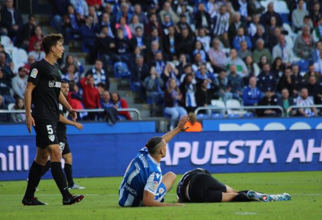 El lance que finaliza con la expulsión de Quique González en el Dépor-Málaga (Foto: Iris Miquel).