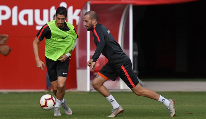 Aleix Vidal y Escudero, en un entrenamiento del Sevilla (Foto: Kiko Hurtado).