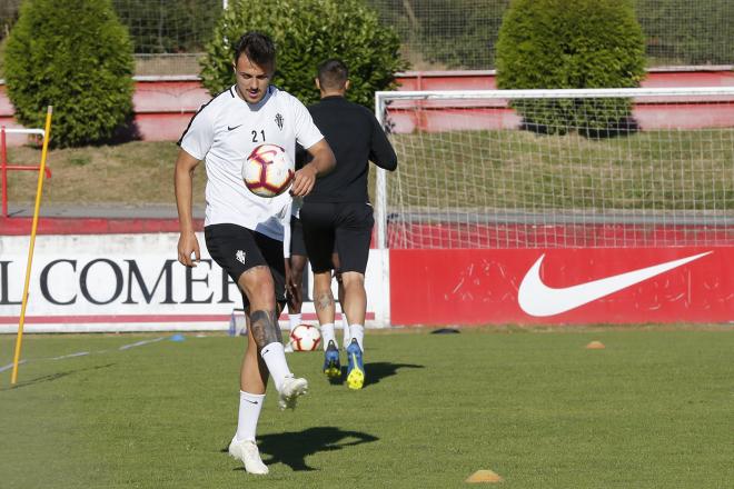 Traver, durante un entrenamiento del Sporting (Foto: Luis Manso).