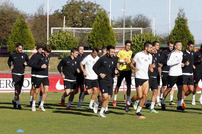 La plantilla rojiblanca durante un entrenamiento en Mareo (Foto: Luis Manso).