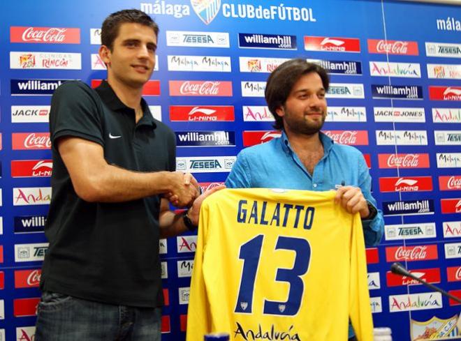 Galatto, en su presentación con el Málaga con Abdallah Ghubn.
