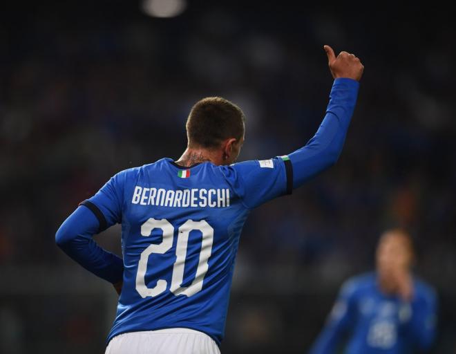Bernardeschi, rival en la Champions con la Juve, celebra un gol con Italia.